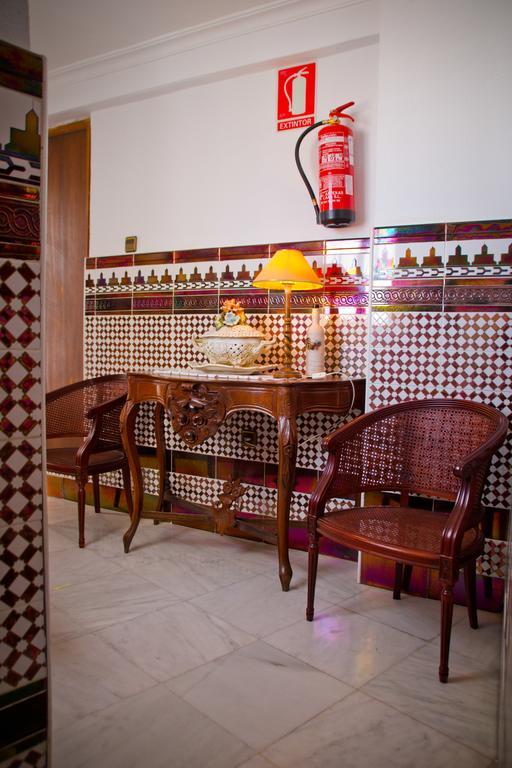 Hostal La Muralla Севилья Экстерьер фото