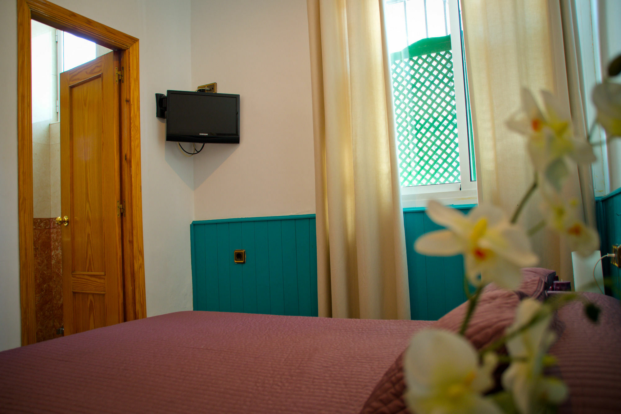 Hostal La Muralla Севилья Экстерьер фото