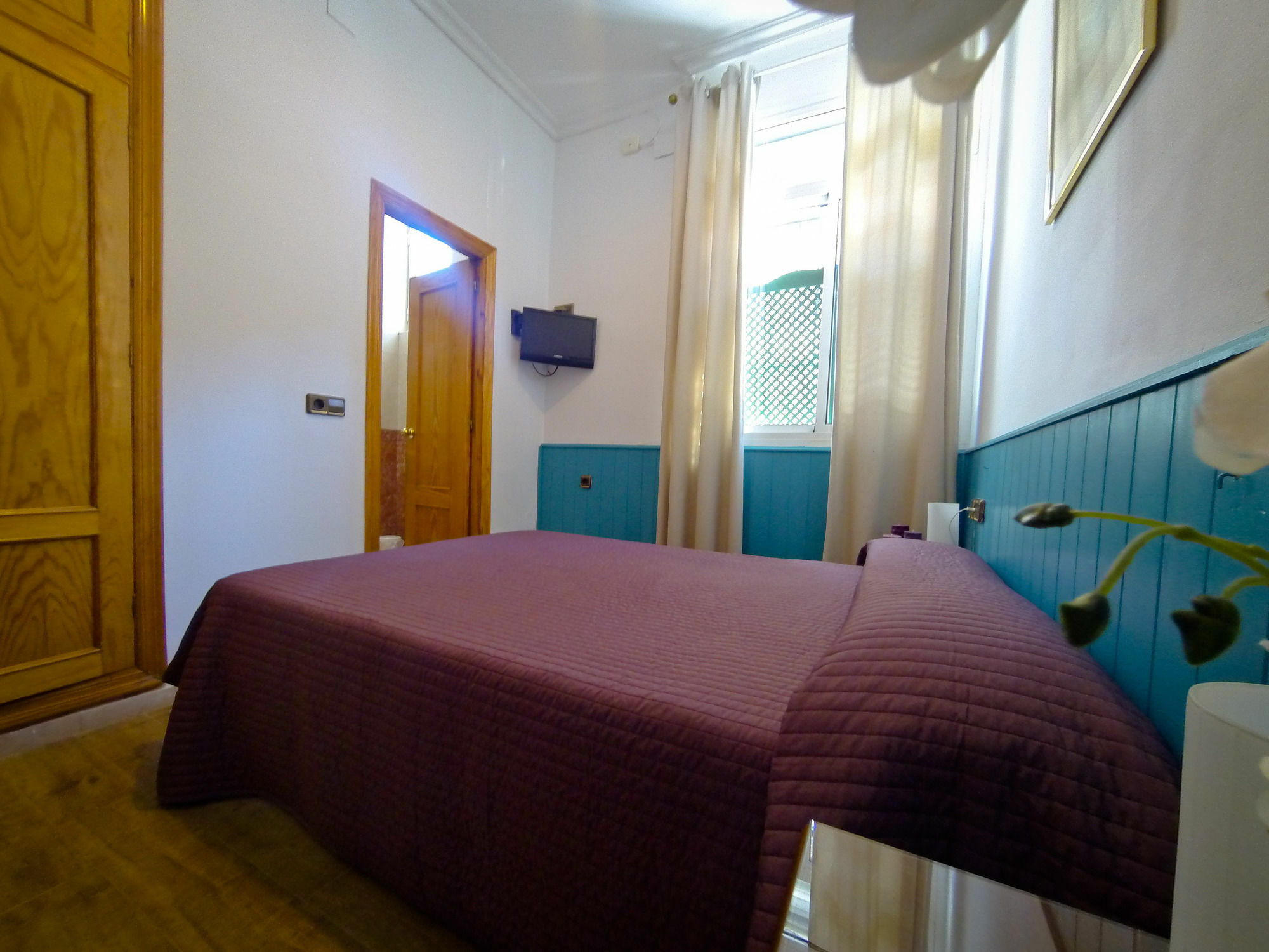 Hostal La Muralla Севилья Экстерьер фото