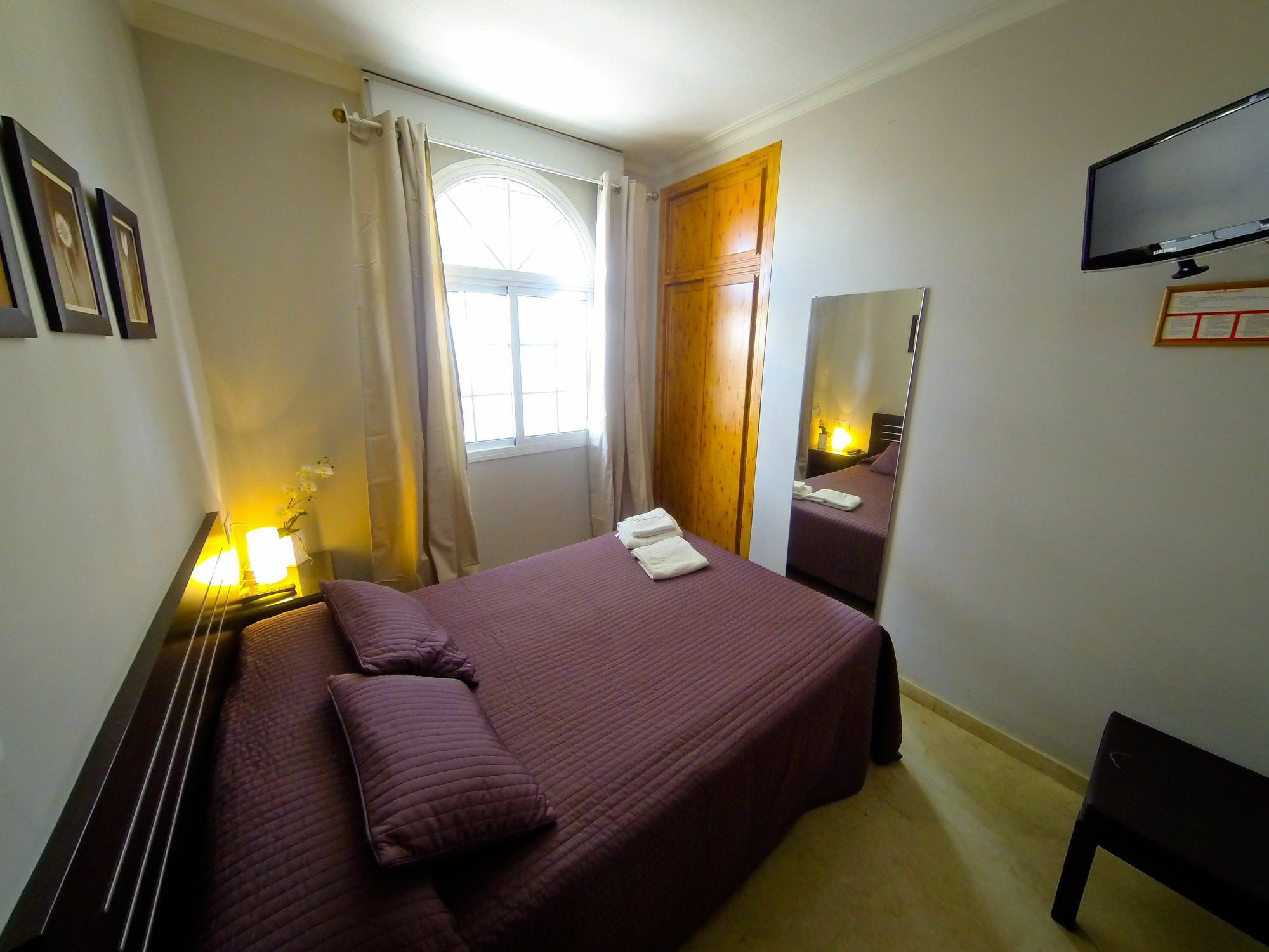 Hostal La Muralla Севилья Экстерьер фото