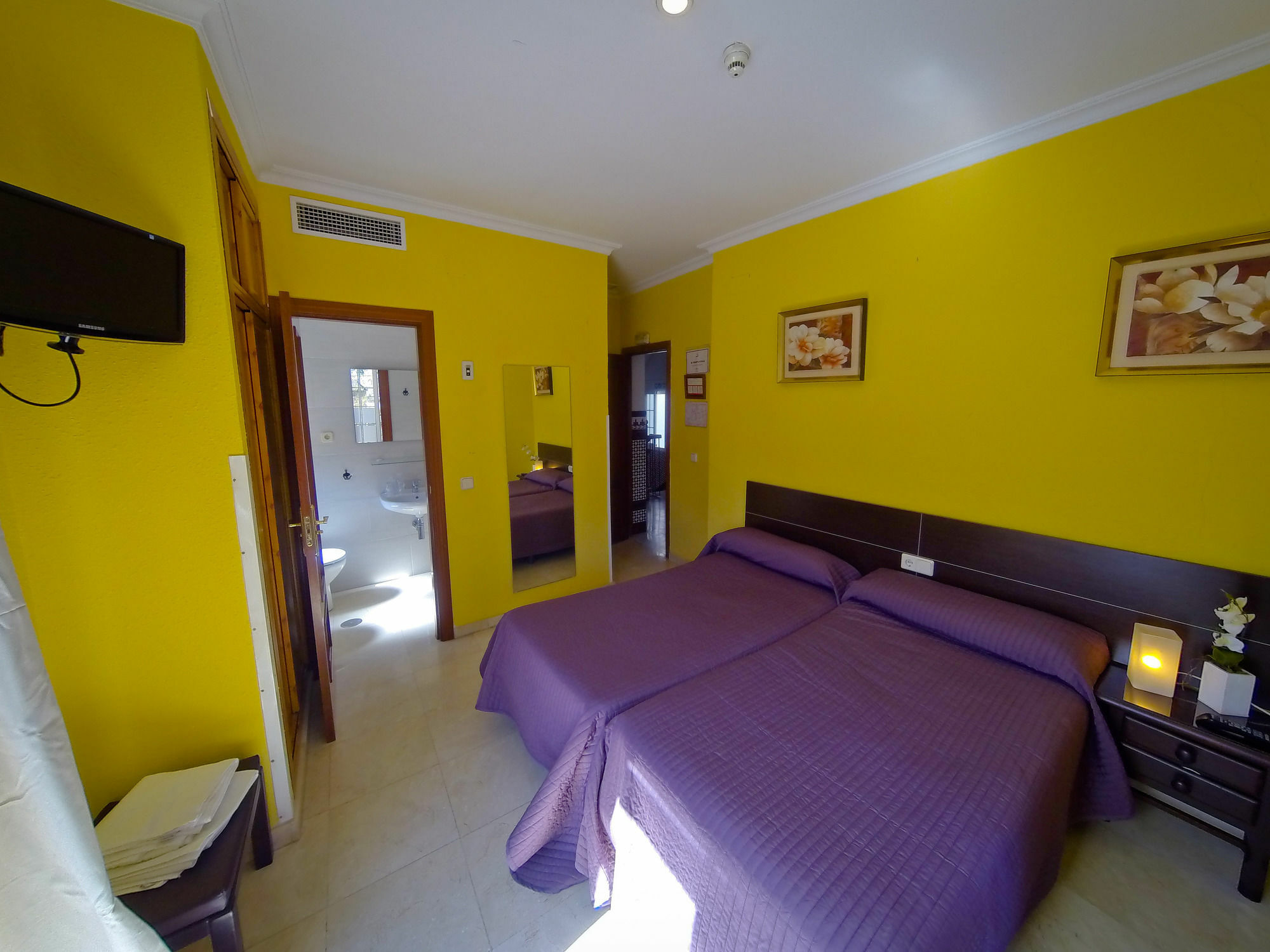 Hostal La Muralla Севилья Экстерьер фото