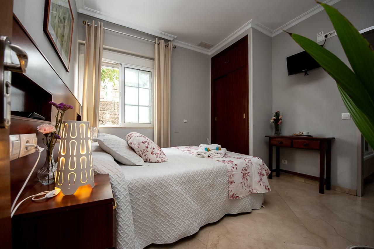 Hostal La Muralla Севилья Экстерьер фото